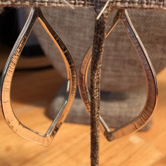 Silver tone dangle earrings, oval shape, lot Shirley - Picture 5 of 7